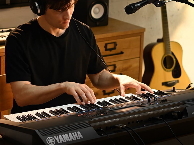 Yamaha PSR-SX920 Digital Arranger Workstation 10 Photo of a person playing chords on the Yamaha Arranger Workstation PSR-SX920