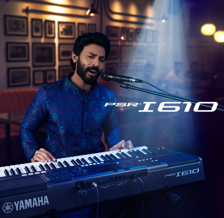A performer using the PSR-I610 to sing and play in a restaurant